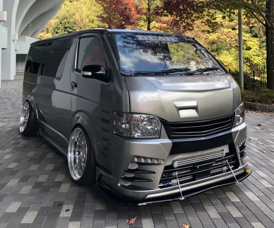 お車のカスタムも行っています